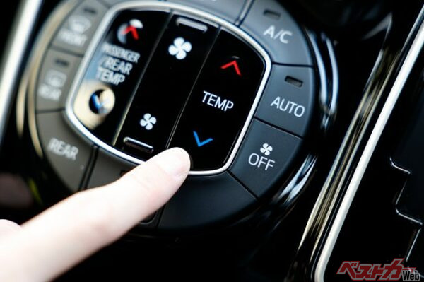 暑い日だからこそ車内はすぐ冷えてほしい。だからこそサンシェードを有効活用しよう(tarou230@Adobe Stock)