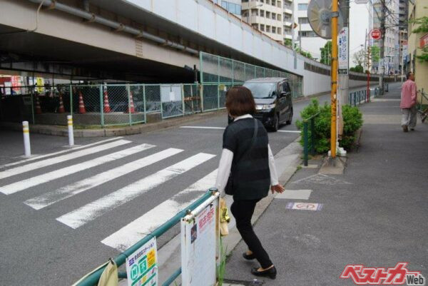 歩行者が横断歩道を渡ろうとしていたら当然、クルマ側が停止して譲らねばならないということは全ドライバーの鉄則であるのは言うまでもない（写真AC）