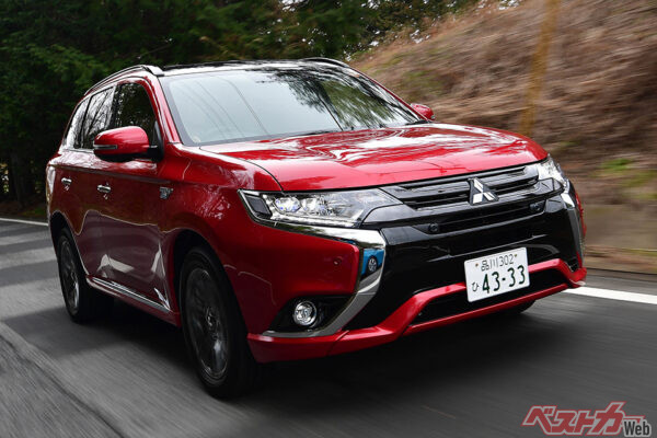 三菱 アウトランダーPHEV(先代・2012年登場)。2015年6月に外装デザインを大幅変更。その後もPHEVなど中身が改良されている