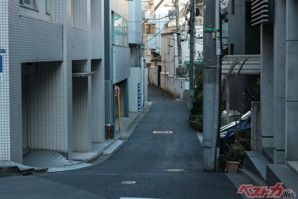 ただ、すれ違いも難しいほど狭い道に案内されるケースがあるのは弱点。とくに土地勘のないエリアでは、不安やストレスを感じる原因になっている（PHOTO：Adobe Stock_藤木N鮭）