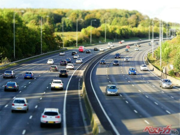 車間距離を空けることが渋滞解消につながる（Peter Fleming@Adobestock）