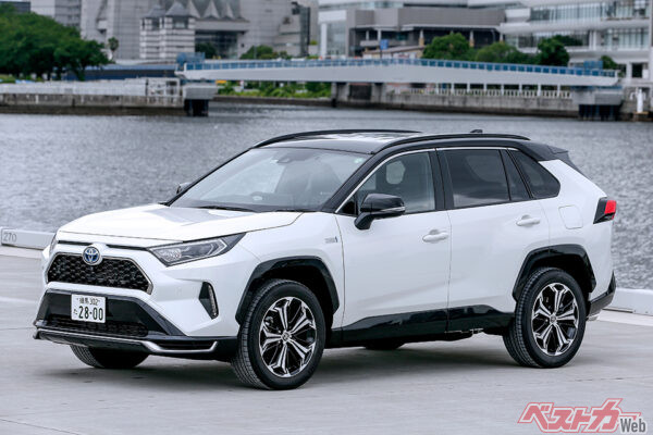 トヨタ RAV4 PHV（2020年登場）。306psのシステム出力を発揮し、EV航続距離は95kmを実現