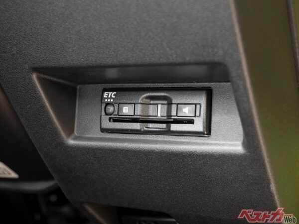 ETCカードを挿しっぱなしにしておくことには、盗難のリスク以外にも「熱による破損」というリスクがあります。車内の熱がETCカードに悪影響を及ぼし、データエラーの原因となってしまうことがある(PHOTO:Adobe Stock_Kumi)