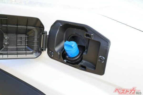 噂のアドブルー補充口を開けた姿