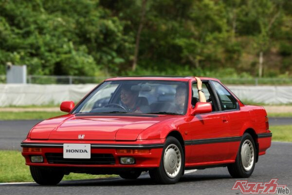 量産乗用車では世界初となる機械式4WSが搭載された3代目プレリュード。登場直後から大ヒットとなった。ライバルは日産のS13シルビア