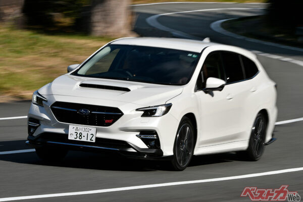 スバル レヴォーグ（現行・2020年登場）。水平対向4気筒の1.8Lターボを搭載。2021年に2.4Lターボ搭載のSTIスポーツRが追加