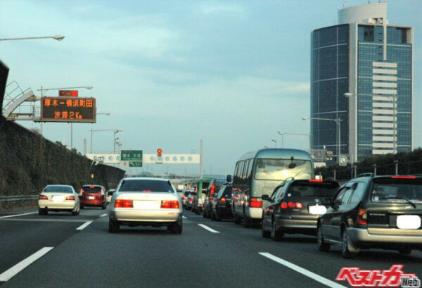 追い越し車線よりも走行車線、しかも3車線の場合、一番左の車線が一番速い？