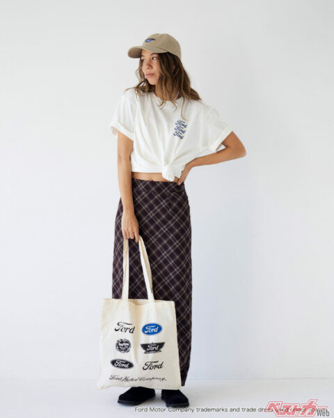 Ungrid×Fordのコラボアイテムを合わせたコーデ例。フリーサイズなのでもちろん男女問わず着ることができる