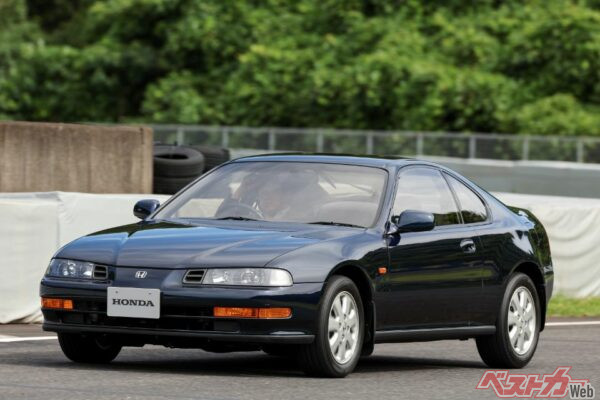 このモデルから3ナンバー化し、4人乗りから5人乗りへ変更。同時期に発売されたNSXの小型版としてスポーツクーペの性格を強めた4代目プレリュード。バブル崩壊の影響もあり販売は苦戦した