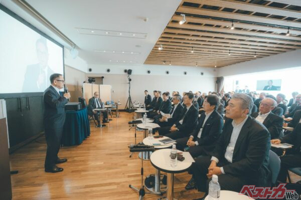 今回の「タテシナ会議」でマイクを握った豊田章男会長。手前には中嶋副社長の姿も見える。トヨタがいかにこの「タテシナ会議」に力を入れているかがよくわかる