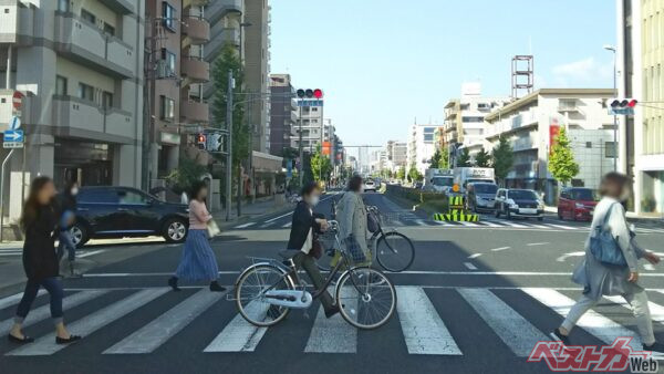 歩行者が強すぎる!?　横断歩道の「止まらなきゃ違反」本当の話
