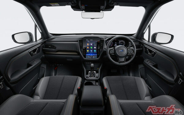 ピアノブラック加飾付本革巻ステアリングホイール（ブラウンステッチ、高触感革）や本革巻シフトレバーを装備