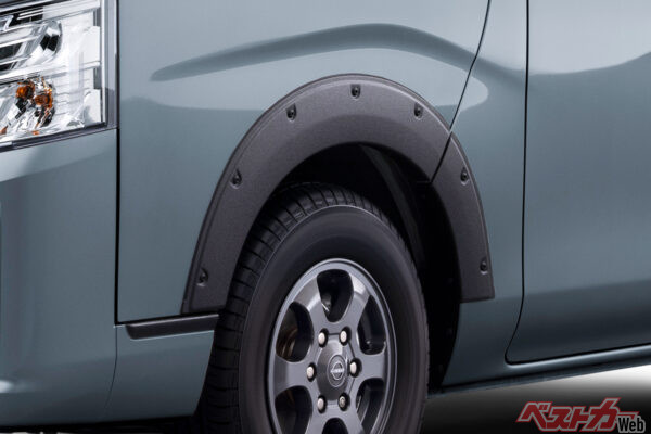 9mm幅で保安基準もOKなフェンダーガーニッシュ（基準適合可否は型式によるので確認を）。立体感があっていいぞ