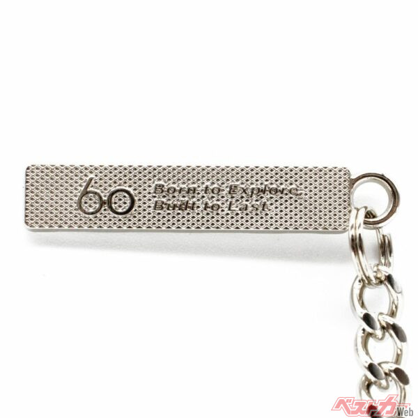 ロゴと60が刻まれたプレート