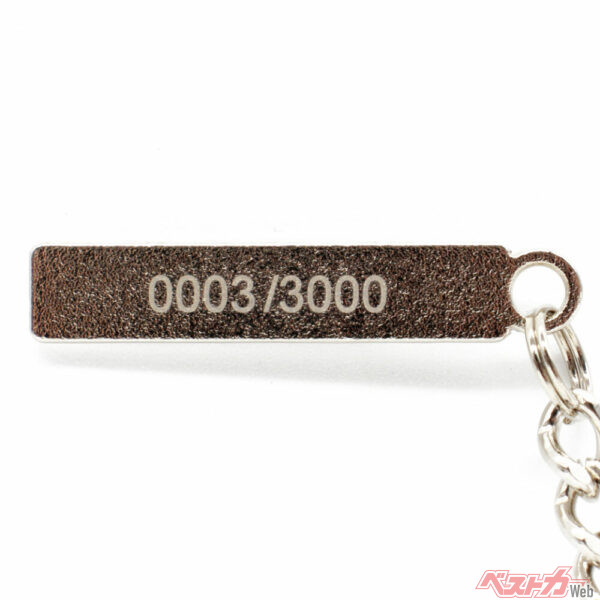 裏面はシリアルナンバーが刻印されている