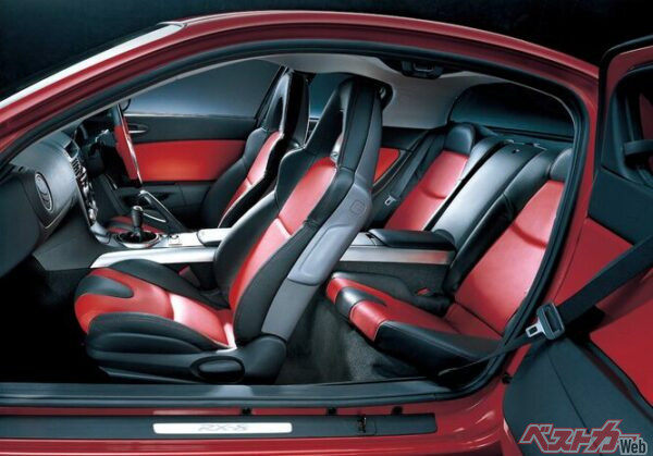 いまや貴重な観音開き。シートは疲労の原因や理想的なサポート性などを追求し、快適でしかもスポーツドライビングに対応した形状としている