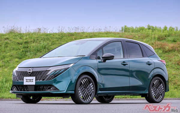 日産 ノートオーラ（277万9700～347万3800円）。2024年7月のマイナーチェンジで「顔」がダイナミックに変更された
