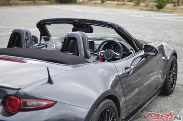 オープンカーは構造上、室内に水が浸入するリスクが高い。雨水の排水路や排水穴が詰まっていないかチェックしておこう