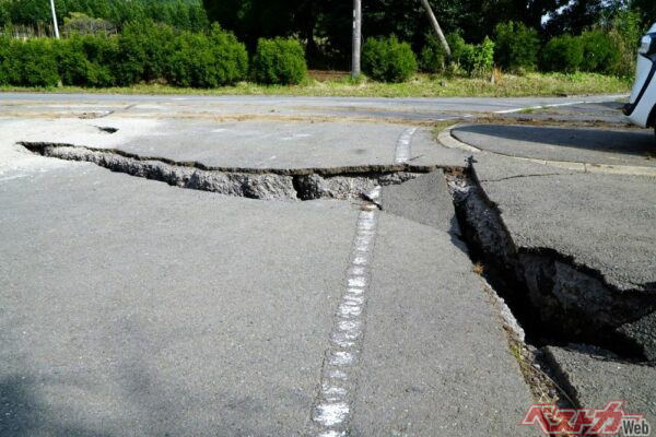 陥没事故が年1万件！　道路が突然消える!?　全国で進む老朽インフラの危険サインとは