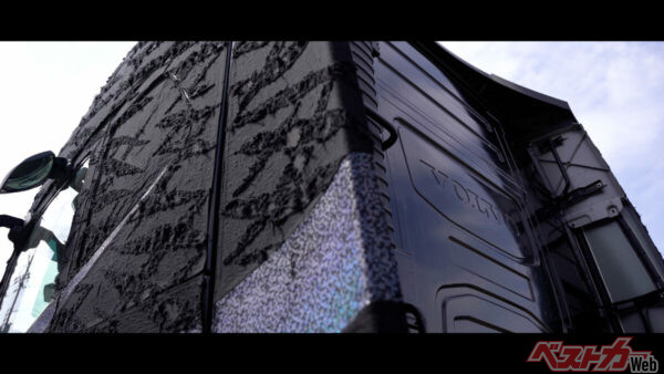 実際に施されたブラックデニム クラッシュ刺繍