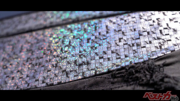 ブループラズマレザー。豚革を全面箔でインディゴ色に染め上げた