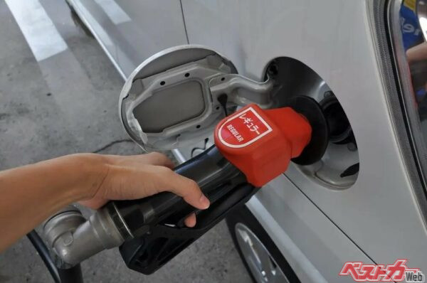 8月1日から招集される臨時国会にて、ガソリン暫定税率廃止法案が可決する見込み。レギュラーガソリン価格が1L当たり170円でも、ガソリンの本体価格は97.95円だ。残りの72.05円は税金で占められている