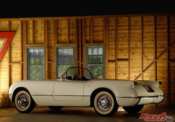 コルベット 初代C1型。ヘッドライトとボンネットの形状が特徴的な1台である