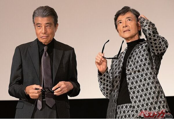 フォトセッションの一コマ。報道陣からのリクエストでサングラスを外<br>すと、観客席から割れんばかりの歓声が!素顔のタカ&ユージも◎