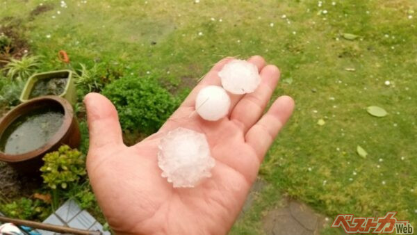 雹害でクルマが傷だらけ! クルマが凹む前にやるべき予防策と被害後の正しい対応 - 自動車情報誌「ベストカー」