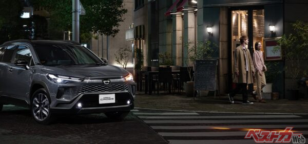 これが「シグナルロードプロジェクション」。ウインカーからの光が矢印となり路面に映し出される。画期的な安全技術だ