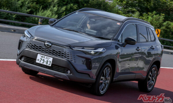 今回のマイチェンの目玉は、クラウンエステート同様のバンパー一体型グリル採用。ヘッドランプデザインもカッコよく変わっている!