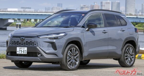 顔が劇的に変身したマイチェン後の新カローラクロス。そして変更となったドアミラーに注目！ こちら、アレにホントに似てます！