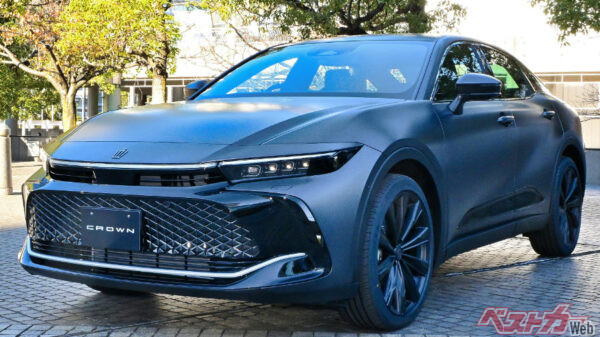 おおおおおお! 新カローラクロスのドアミラー、よく見るとこのクラウンクロスオーバーのドアミラーとほぼ同じじゃないですか!