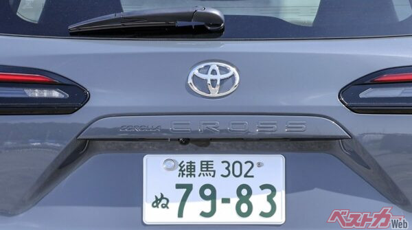 ちなみに、新カローラクロスのリア部には「COROLLA CROSS」文字が入っている!