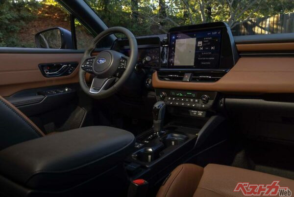 2025年4月に米国でワールドプレミアされた新型「アウトバック」。12.3インチのフル液晶メーターと、従来の縦型から横型へと変更された12.1インチのセンターインフォメーションディスプレイを搭載