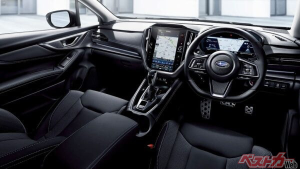 現行レヴォーグのインテリア。液晶メーター＋縦型センターディスプレイの構成は、新型フォレスターと共通だが、やや新鮮味が薄れてきた印象で、刷新を期待したいところだ