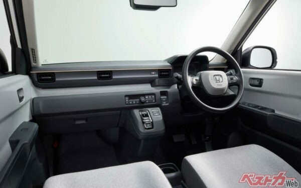 視界に入るインストルメントパネル上部を薄く軽やかな造形とし、四隅や角を感じさせないようなデザインとすることで、室内の広がりを感じる空間としている