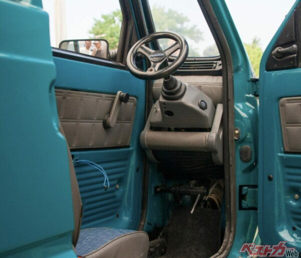 見た目同様、インパクトのある車内。乗り込むには体形にも色々制約がありそうだが…。