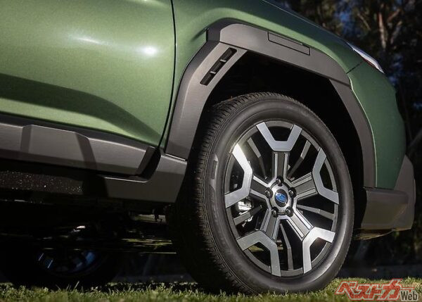 大径タイヤを囲むように、樹脂製ホイールアーチを装着。フェンダー上部に何かのアタッチメントを取り付けるためのハッチも確認できる