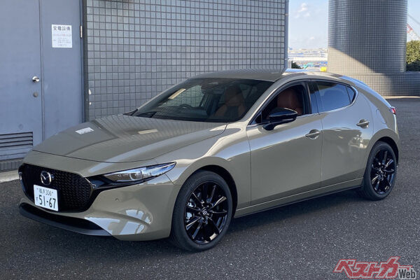 マツダ MAZDA3。全身カーマニアっぽさにあふれている。2Lでも300万円以下！