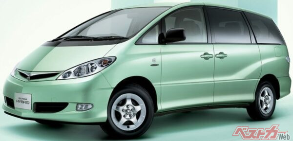 2000年デビューの2代目エスティマ。FFベースに変更されたが、初代を踏襲したフォルムやセンターメーターの採用など、そのコンセプトは程よく継承されている（写真は2001年登場のエスティマハイブリッド）