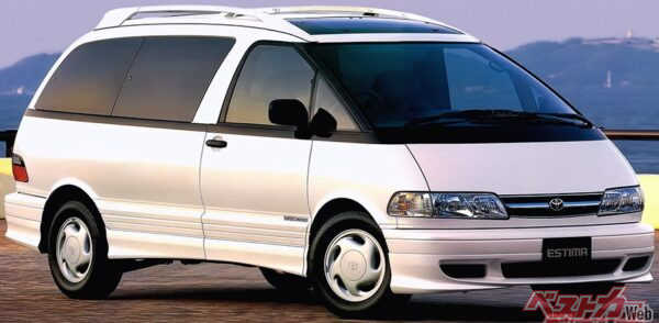 1990年登場の初代エスティマ。ミッドシップレイアウト、卵形フォルムなど未来的なミニバンとしてデビュー