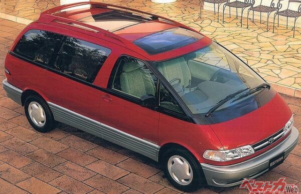 広大なフロントウィンドウのお陰で前方視界は広く、スラントノーズデザインも当時は新しかった