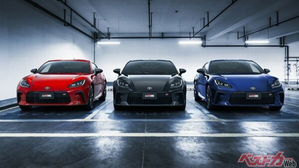 現状7色がラインナップされているGR86。画像はスパークレッド、クリスタルブラックシリカ、サファイアブルー。さらにあと4色ある