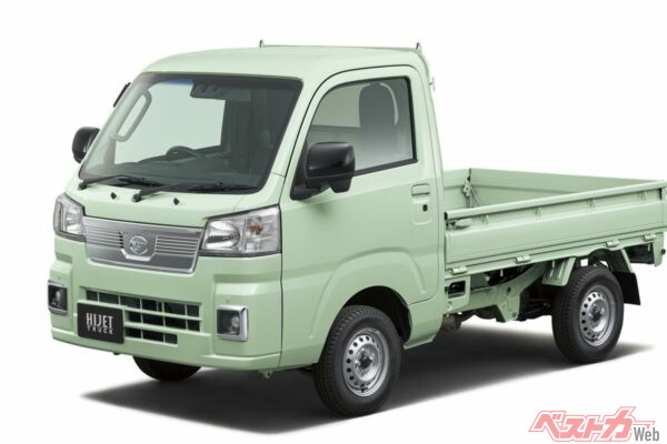 現行軽トラのハイゼット トラック。画像左側上部にうつるピラーにくっつく黒い物体にアンテナが収納されている