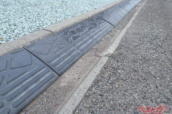 よく見かける段差解消スロープだが、実はその多くが違法の状態。たとえ私道であったとしても、場合によっては道路交通法に違反する行為となる（PHOTO：Adobe Stock_tarou230）