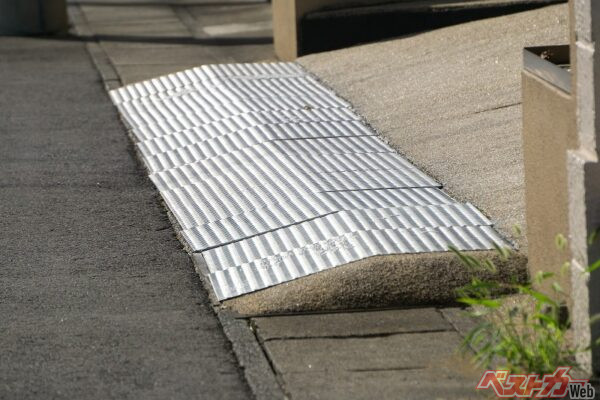 自転車やバイクが段差解消スロープに乗り上げてしまうと、転倒してけがをするリスクがある。過去には、段差解消スロープが原因でバイクが転倒、死亡事故となってしまった事例も（PHOTO：Adobe Stock_xiaosan）