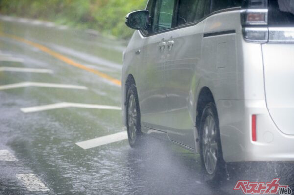 高速道路で突然の大雨…バシャッと水がかかって前がまったく見えなくなったらまず何をすればいい？