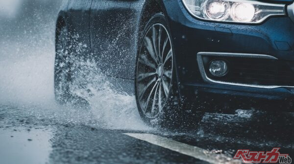 大量の水しぶきを浴びるような豪雨に遭遇したら、前走車との車間距離を十分にとって、できれば一番左の第一通行帯を通行、速度も安全な速度まで落とすようにしよう（PHOTO：Adobe Stock_suyu）