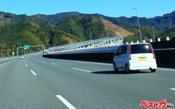 新東名120km/h区間。追い越し車線に居座り続ける軽自動車（takadahirohito@Adobe Stock）